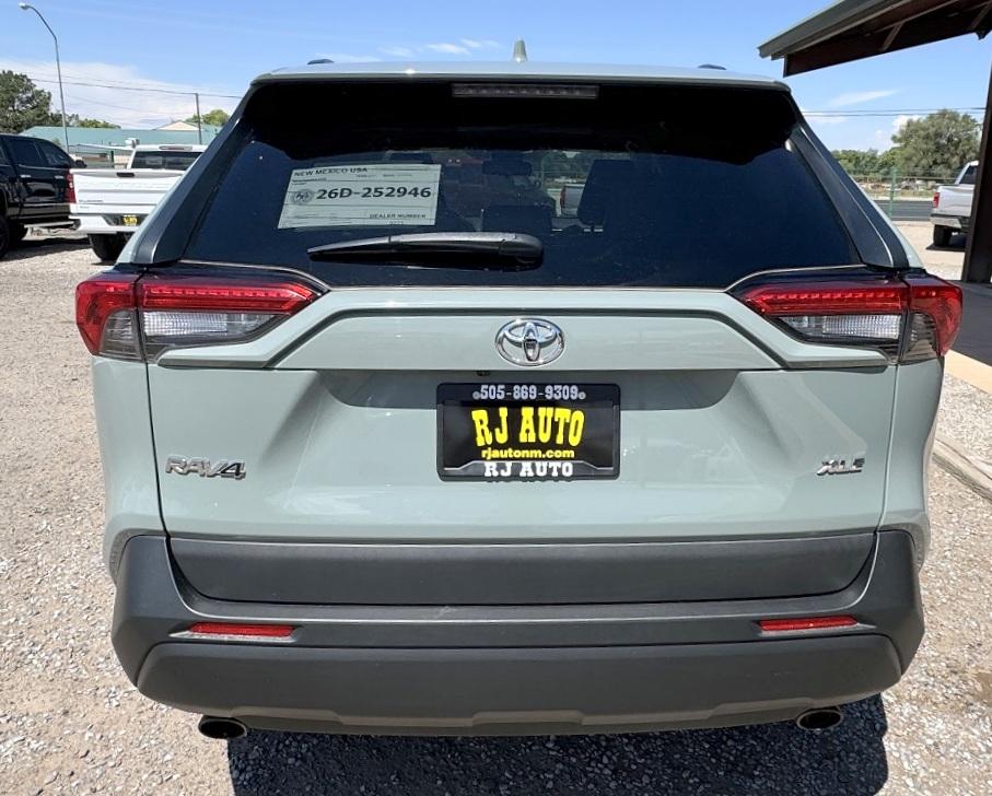 Toyota RAV4 XLE Premium FWD (Natl) 2021