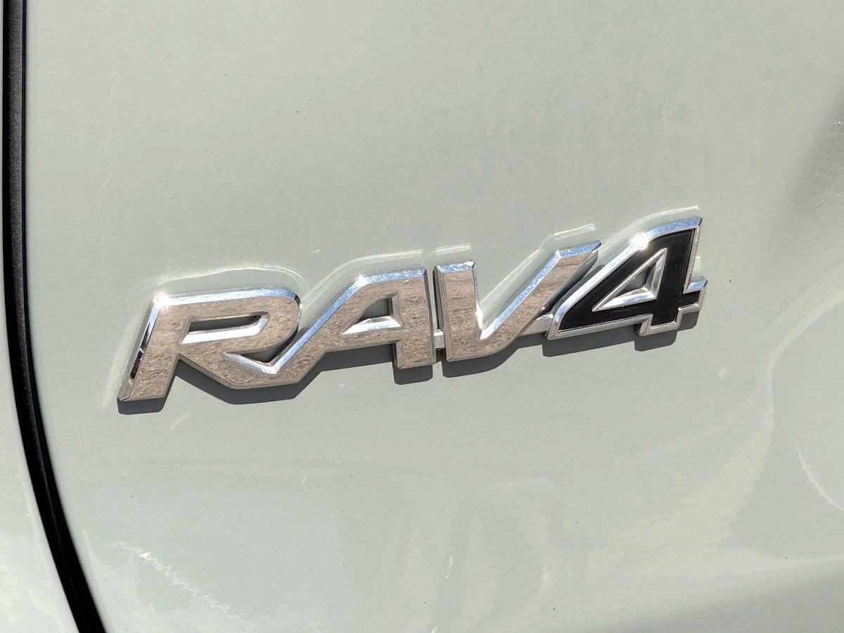 Toyota RAV4 XLE Premium FWD (Natl) 2021