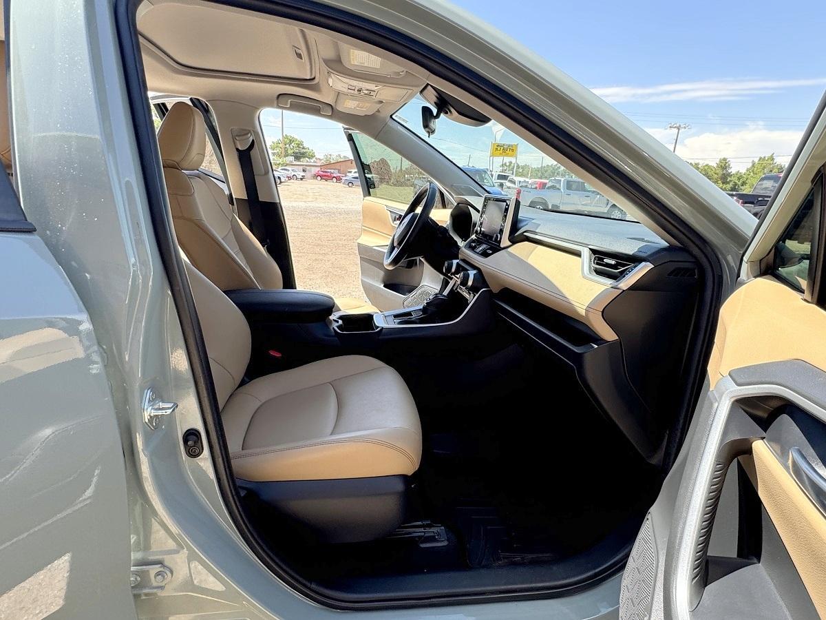 Toyota RAV4 XLE Premium FWD (Natl) 2021