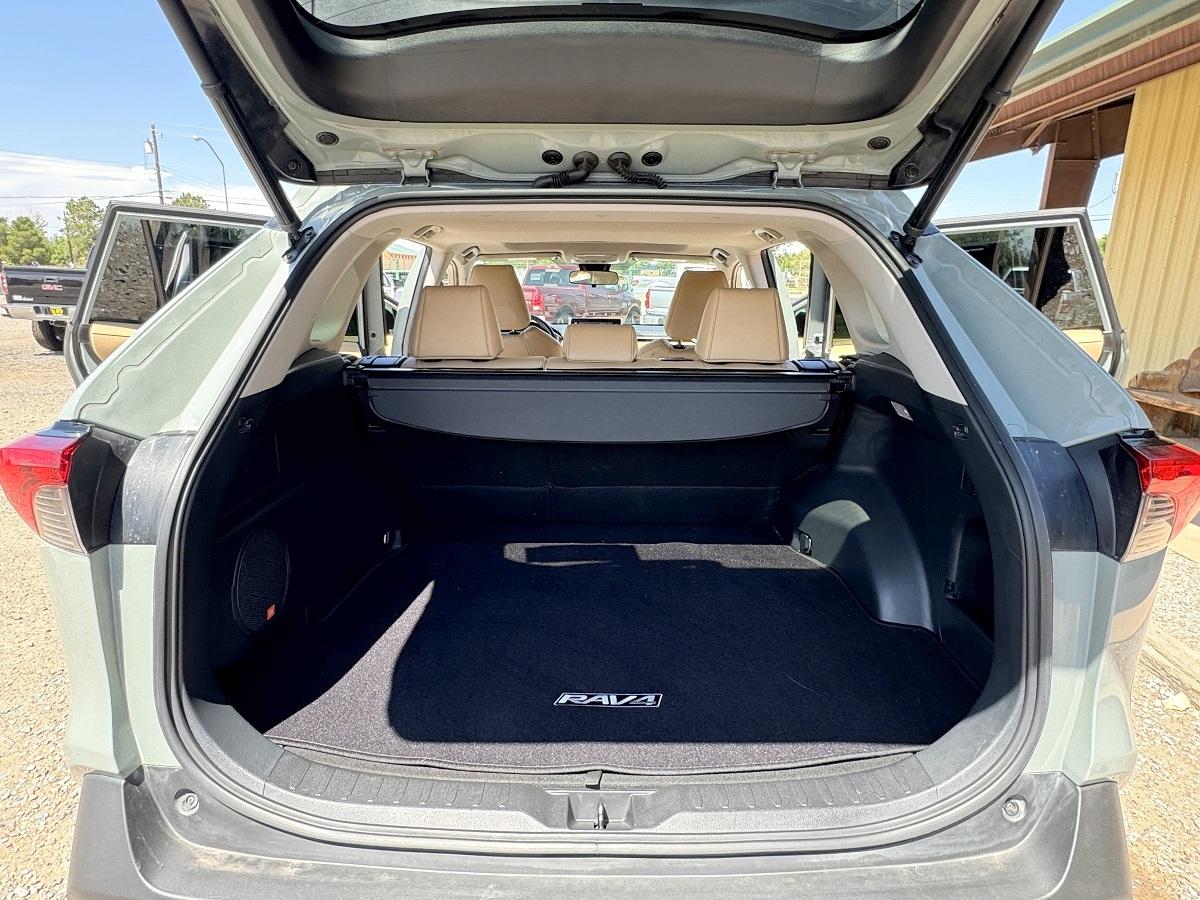 Toyota RAV4 XLE Premium FWD (Natl) 2021