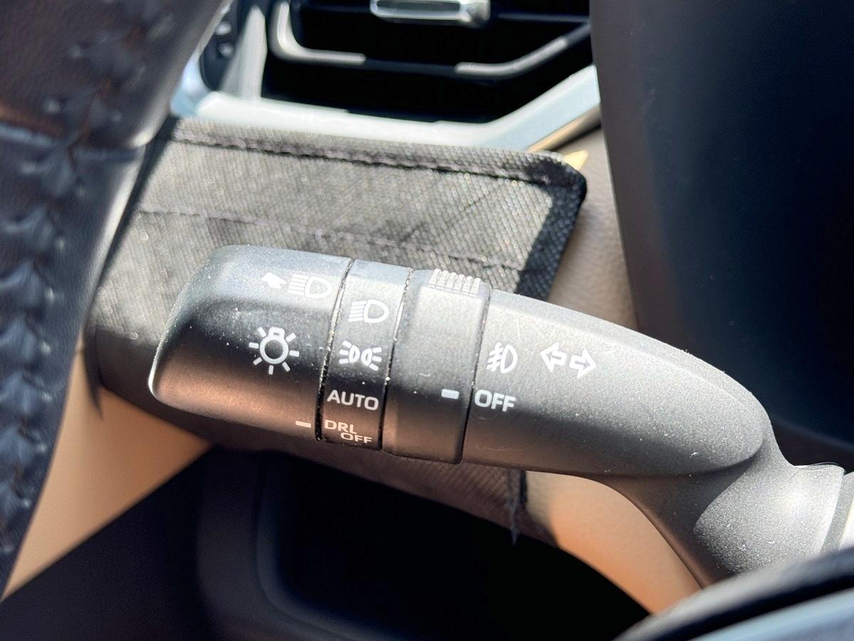 Toyota RAV4 XLE Premium FWD (Natl) 2021