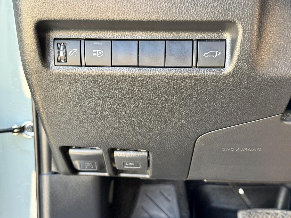 Toyota RAV4 XLE Premium FWD (Natl) 2021