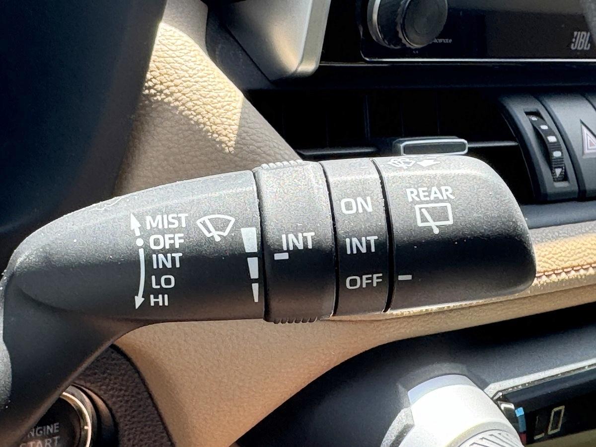 Toyota RAV4 XLE Premium FWD (Natl) 2021