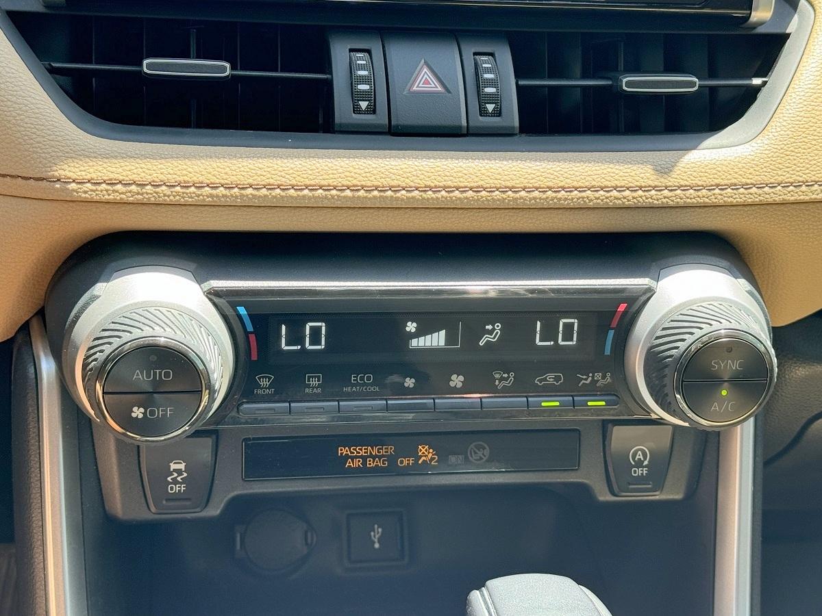 Toyota RAV4 XLE Premium FWD (Natl) 2021