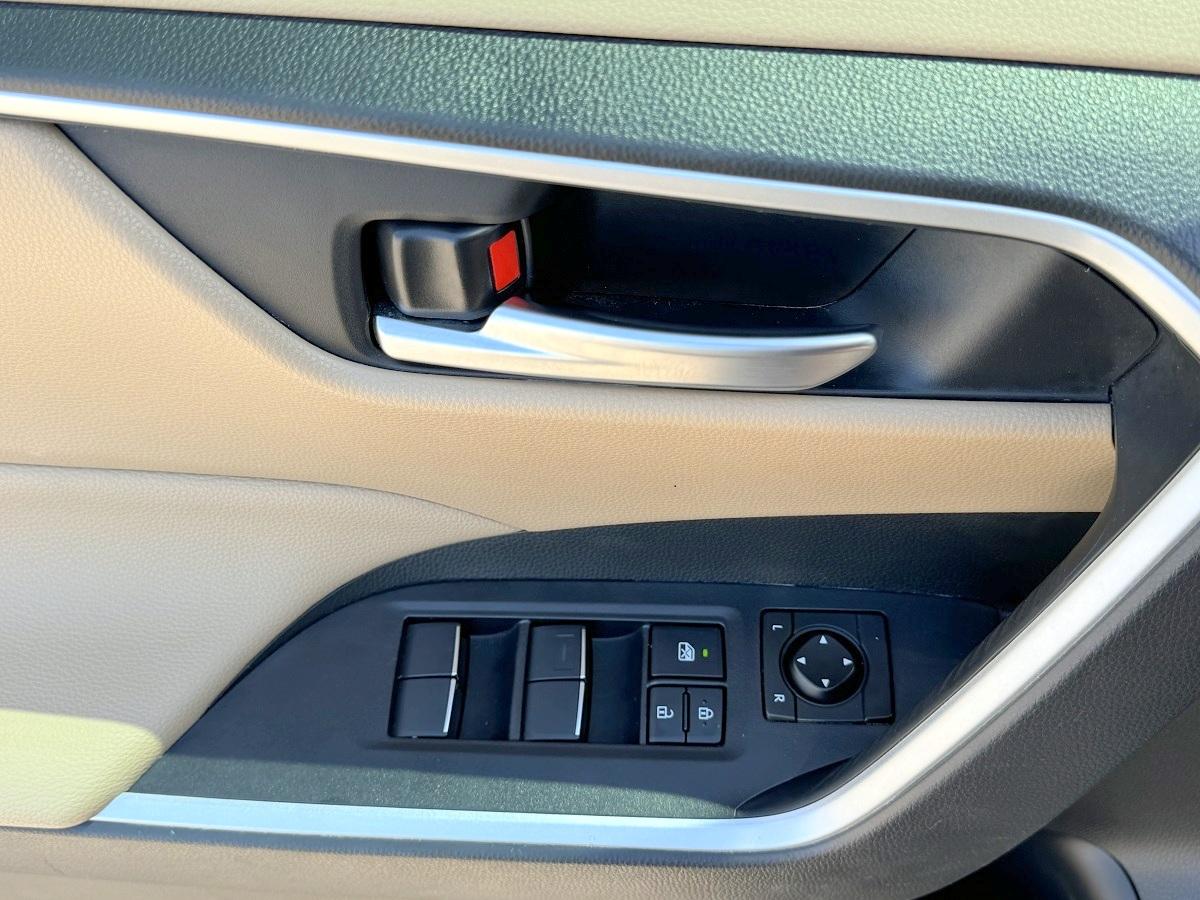 Toyota RAV4 XLE Premium FWD (Natl) 2021