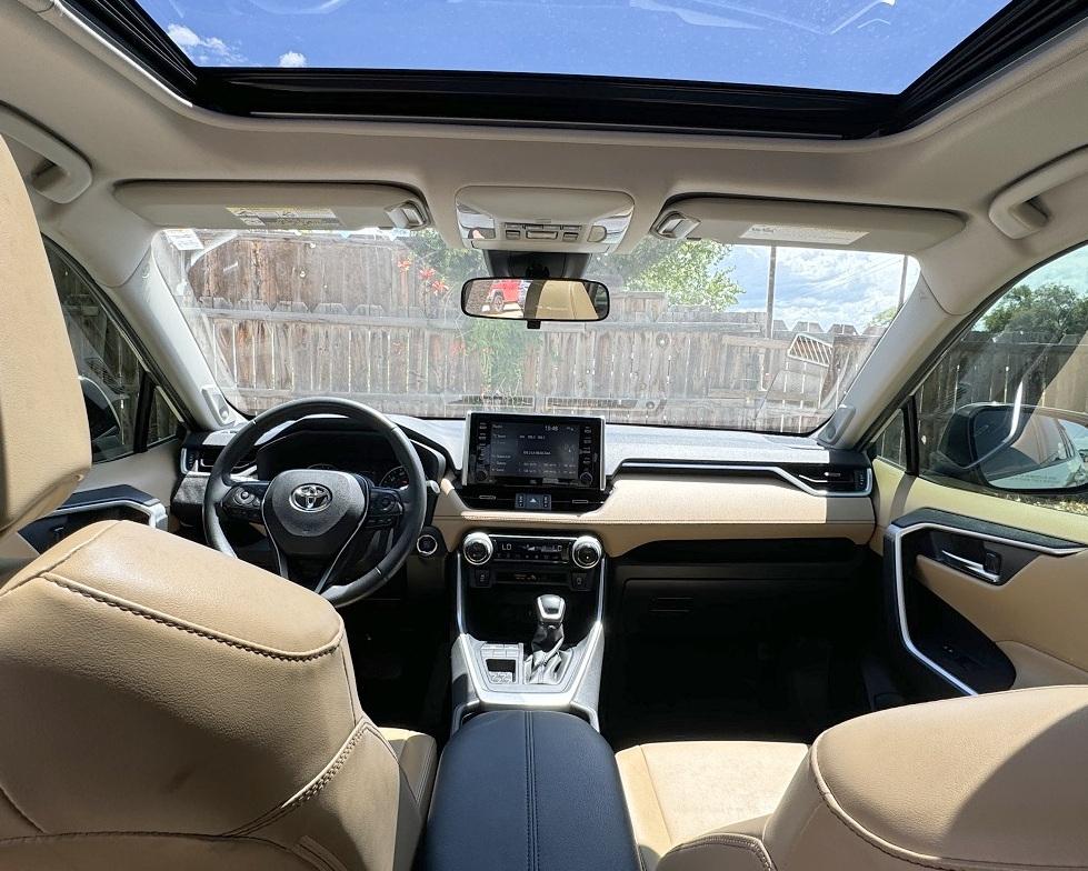 Toyota RAV4 XLE Premium FWD (Natl) 2021