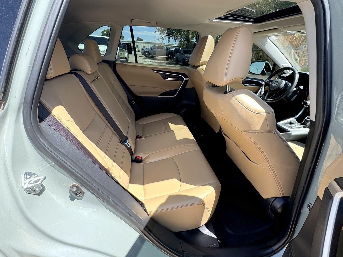 Toyota RAV4 XLE Premium FWD (Natl) 2021