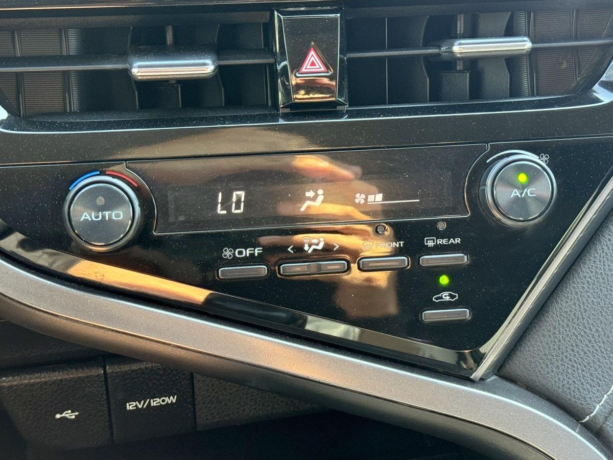 Toyota Camry SE Auto (Natl) 2021
