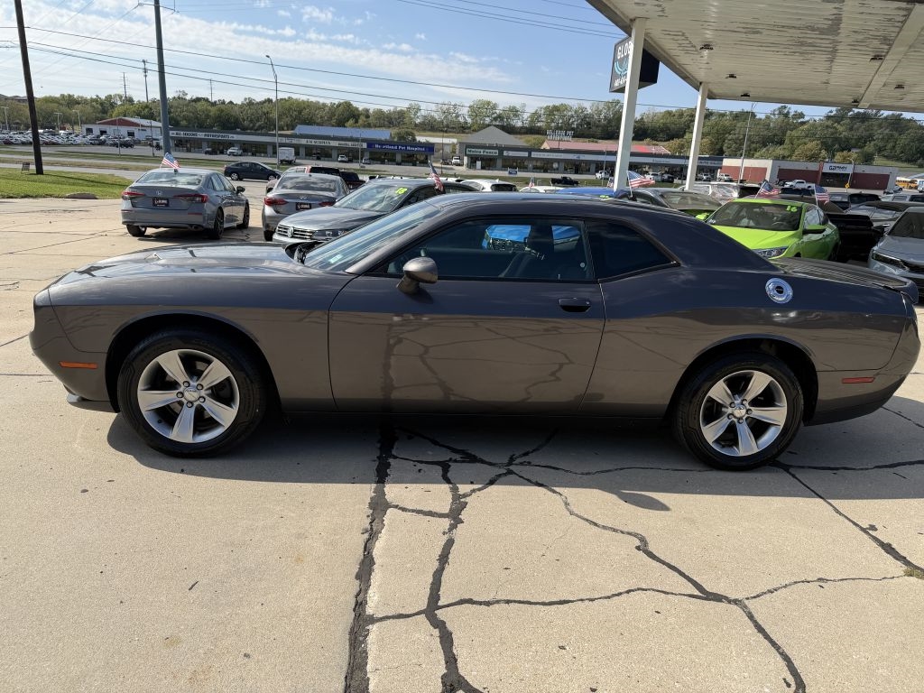 2016 Dodge Challenger SXT photo 4