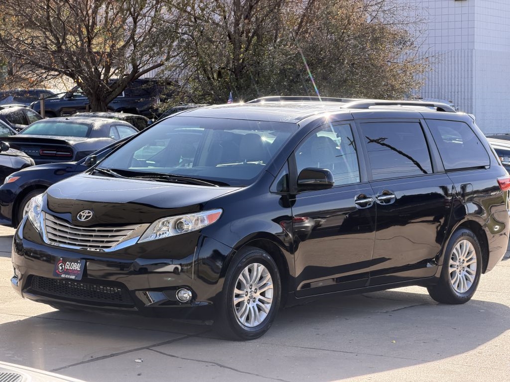 2015 Toyota Sienna XLE photo 2