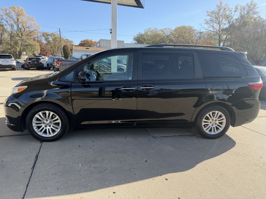 2015 Toyota Sienna XLE photo 3