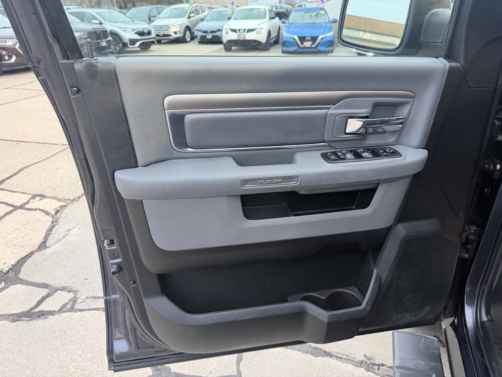 RAM 1500 Big Horn 4x4 Quad Cab 6'4" Box 2017