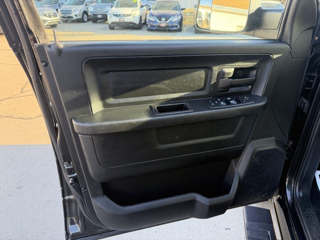 RAM 1500 Express 4x4 Quad Cab 6'4" Box 2017