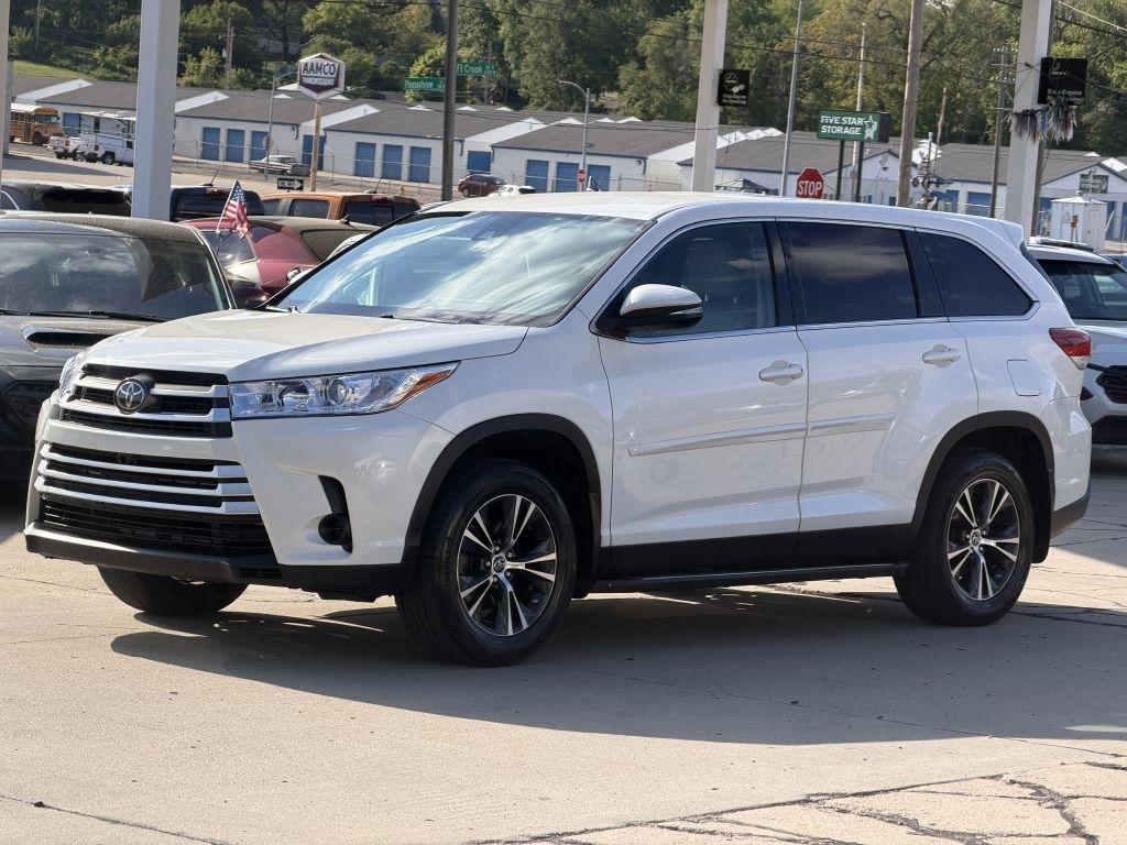 Toyota Highlander LE V6 AWD (Natl) 2019