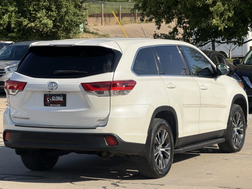 Toyota Highlander LE V6 AWD (Natl) 2019