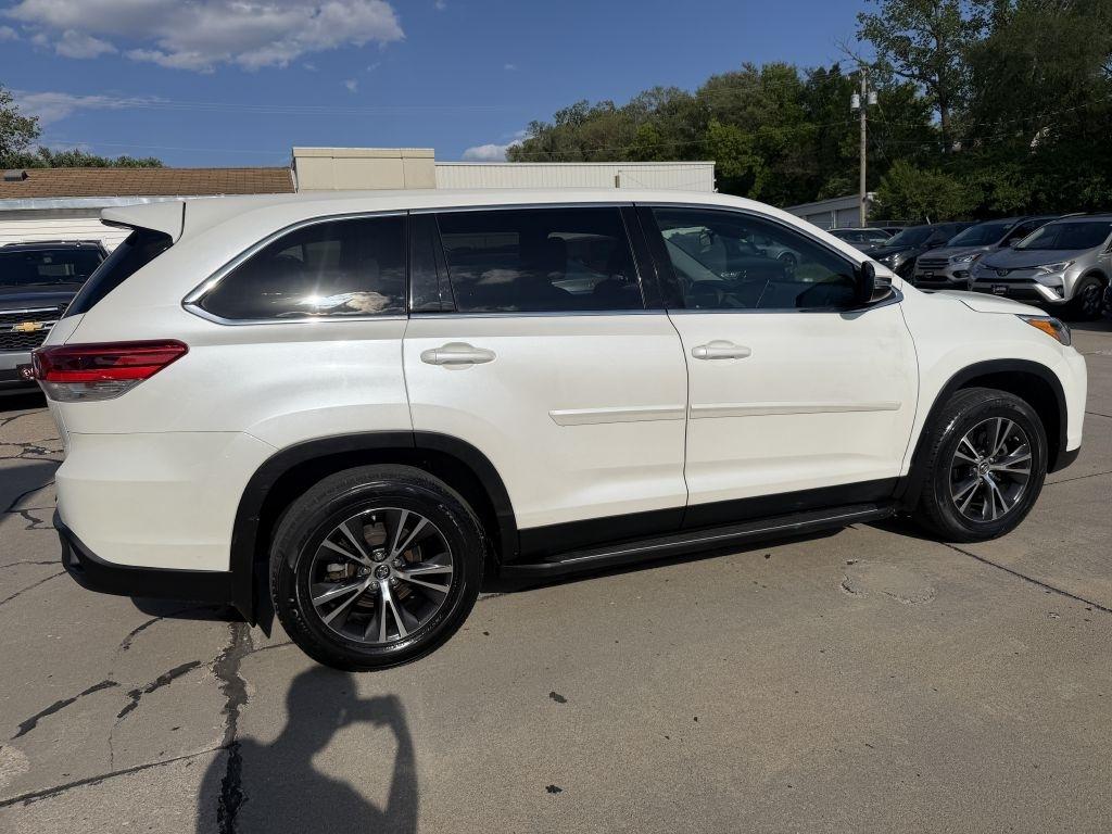 Toyota Highlander LE V6 AWD (Natl) 2019