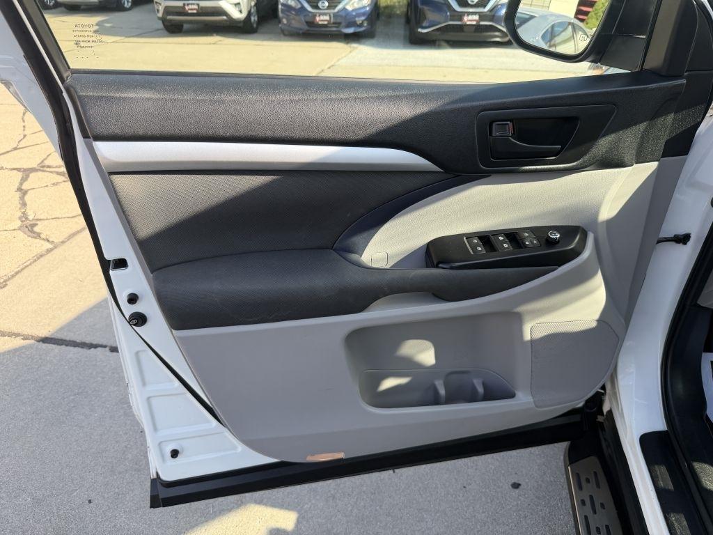 Toyota Highlander LE V6 AWD (Natl) 2019