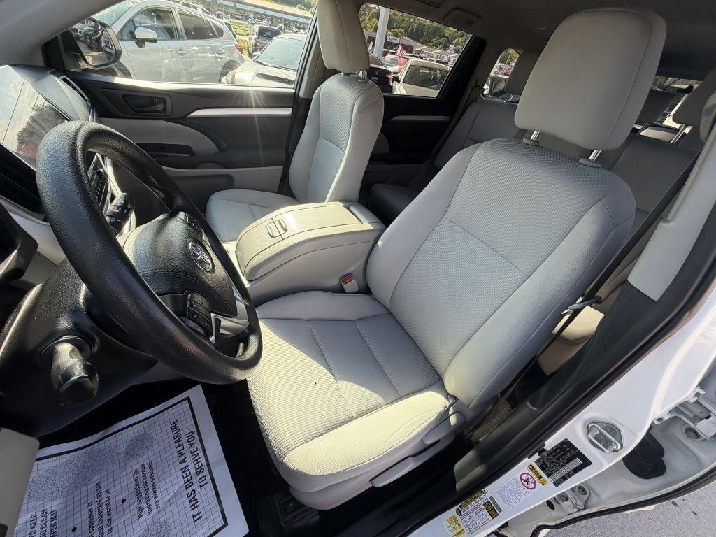Toyota Highlander LE V6 AWD (Natl) 2019