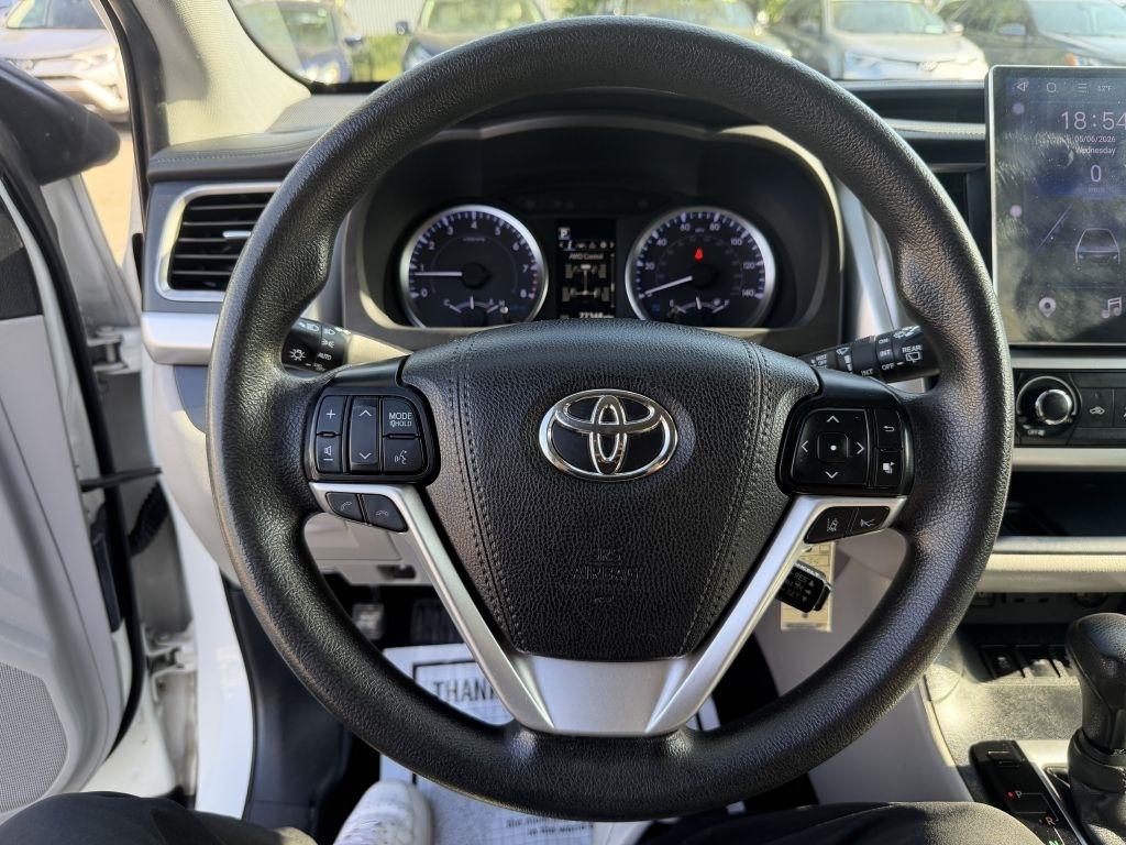 Toyota Highlander LE V6 AWD (Natl) 2019