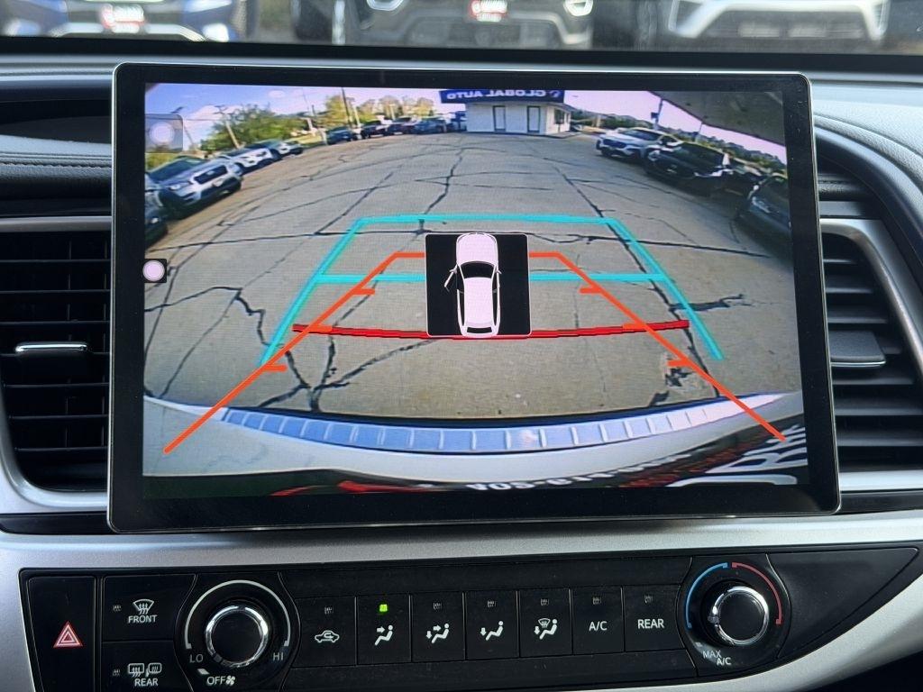 Toyota Highlander LE V6 AWD (Natl) 2019