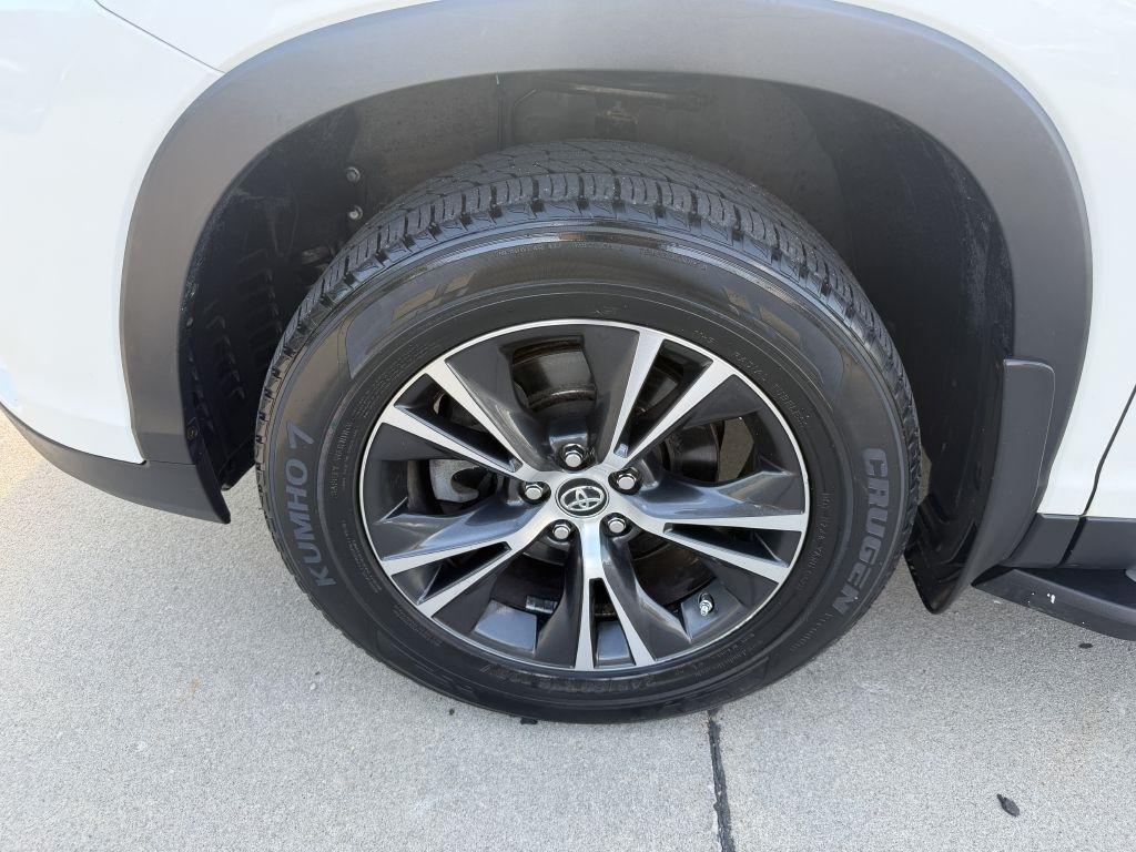 Toyota Highlander LE V6 AWD (Natl) 2019