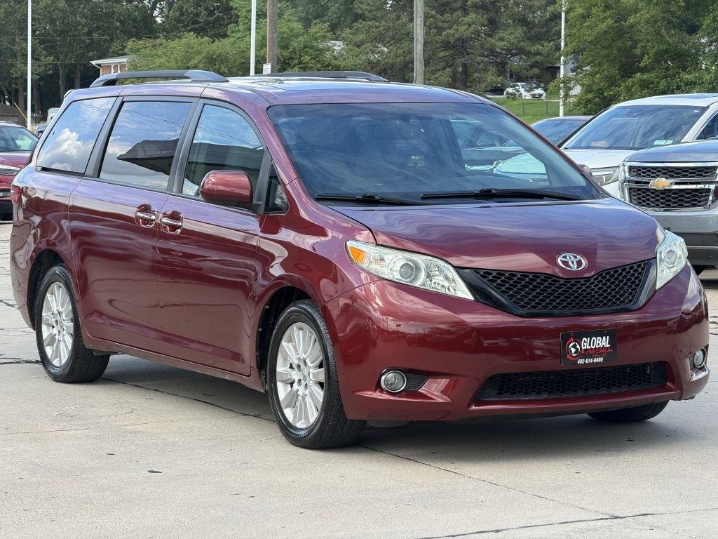 Toyota Sienna 5dr 7-Pass Van XLE Premium AWD (Natl) 2016