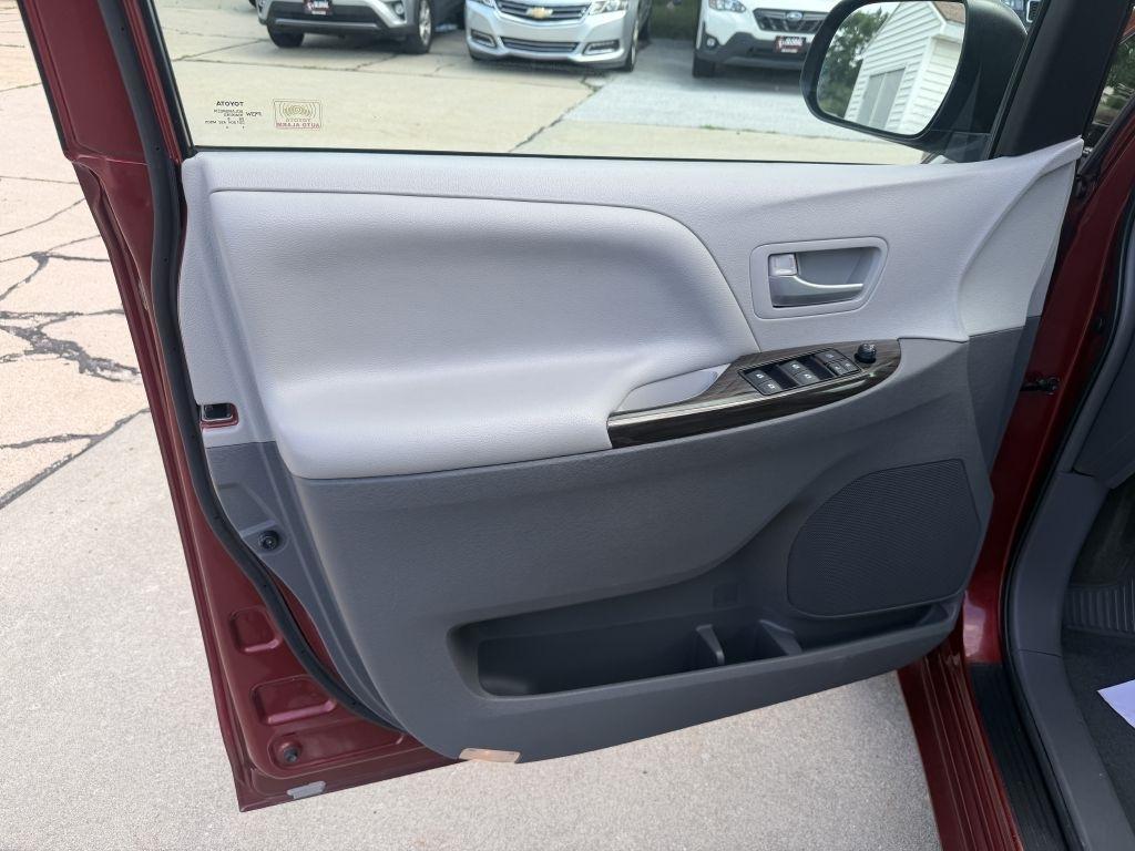 Toyota Sienna 5dr 7-Pass Van XLE Premium AWD (Natl) 2016