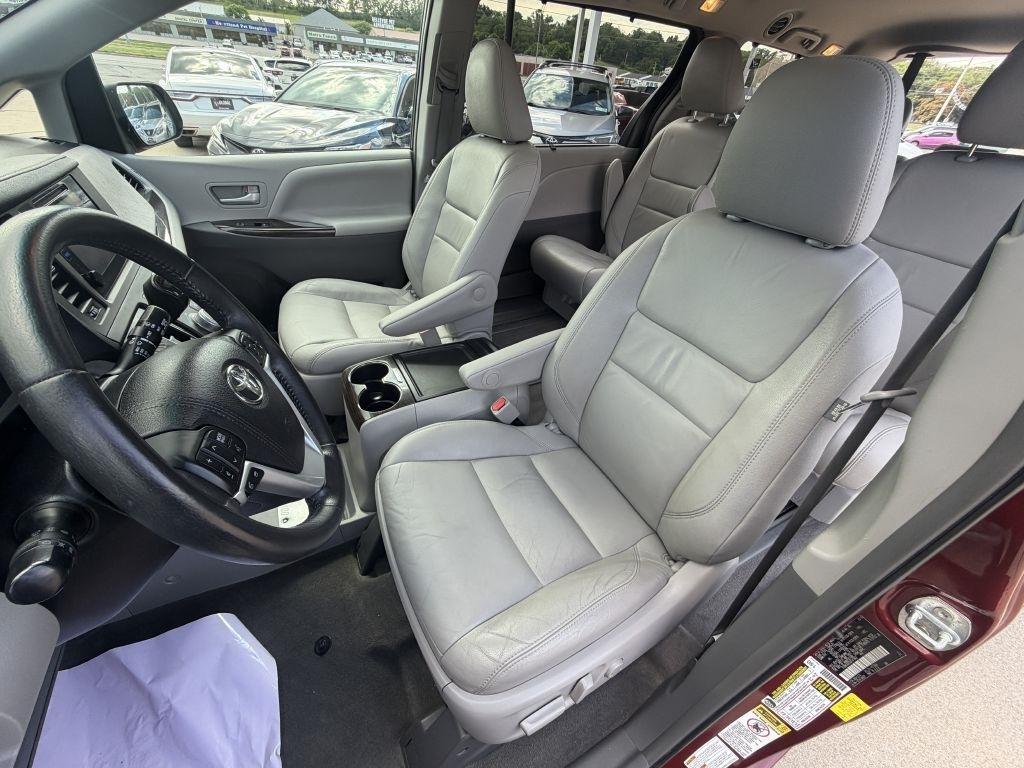 Toyota Sienna 5dr 7-Pass Van XLE Premium AWD (Natl) 2016