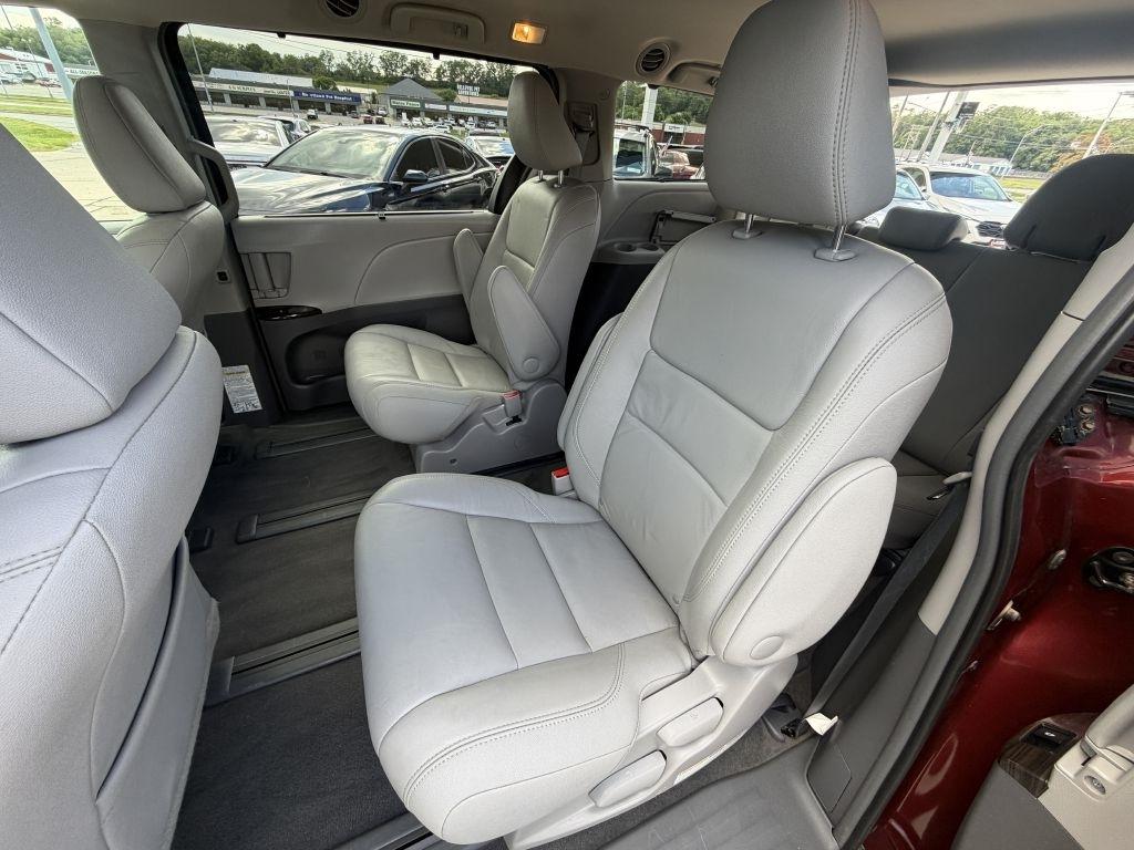 Toyota Sienna 5dr 7-Pass Van XLE Premium AWD (Natl) 2016