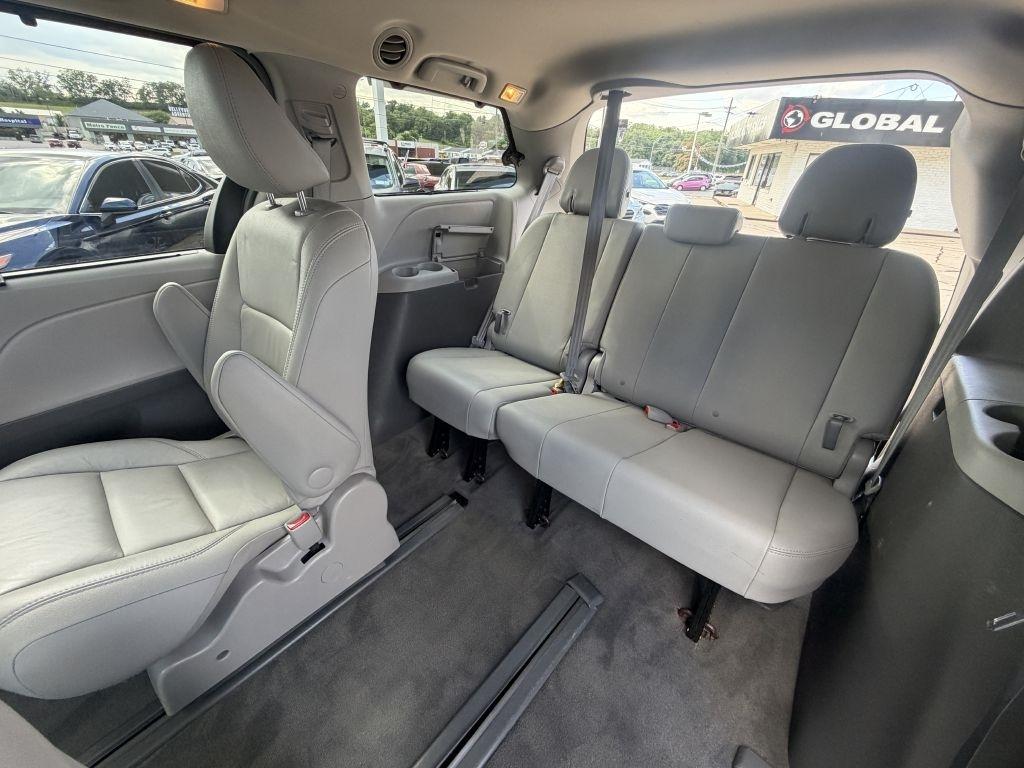 Toyota Sienna 5dr 7-Pass Van XLE Premium AWD (Natl) 2016