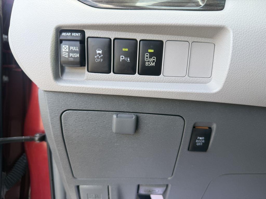 Toyota Sienna 5dr 7-Pass Van XLE Premium AWD (Natl) 2016
