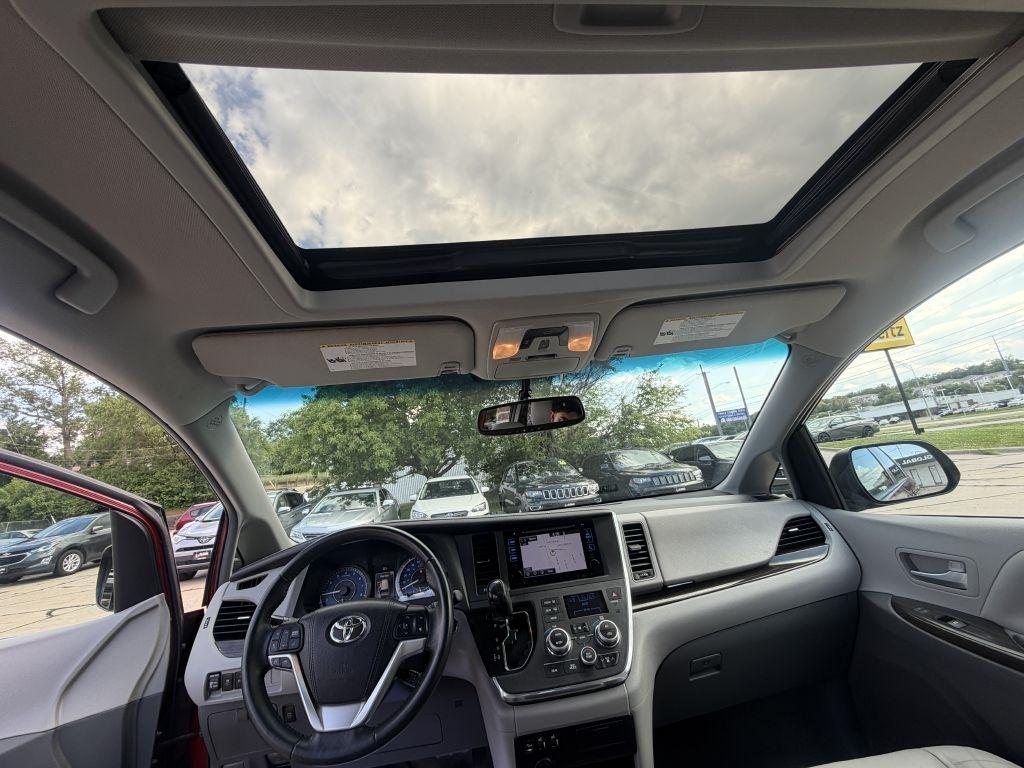Toyota Sienna 5dr 7-Pass Van XLE Premium AWD (Natl) 2016