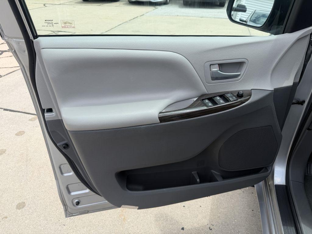 Toyota Sienna Limited Premium AWD 7-Passenger (Natl) 2017