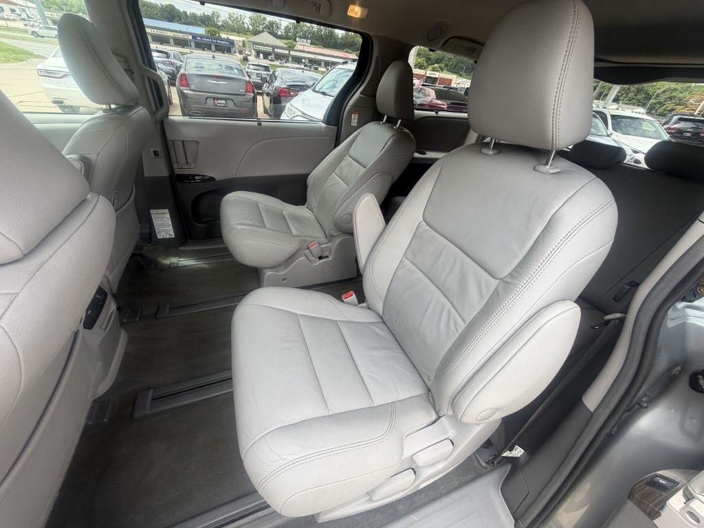 Toyota Sienna Limited Premium AWD 7-Passenger (Natl) 2017