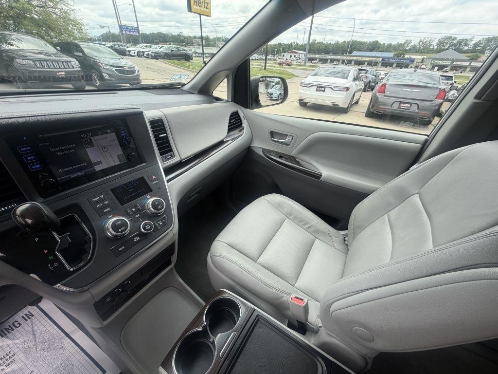 Toyota Sienna Limited Premium AWD 7-Passenger (Natl) 2017