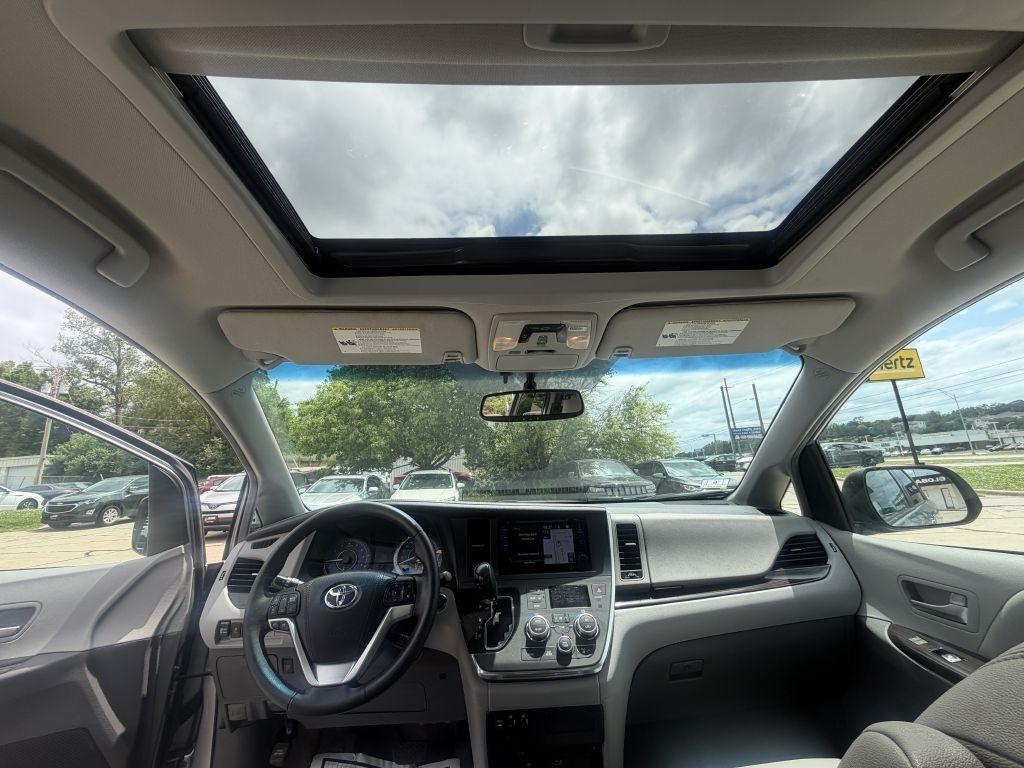 Toyota Sienna Limited Premium AWD 7-Passenger (Natl) 2017