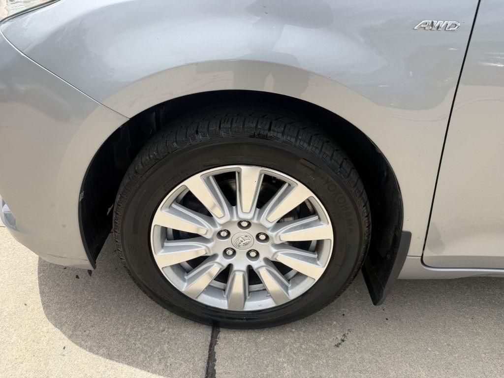 Toyota Sienna Limited Premium AWD 7-Passenger (Natl) 2017