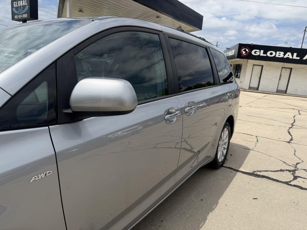 Toyota Sienna Limited Premium AWD 7-Passenger (Natl) 2017