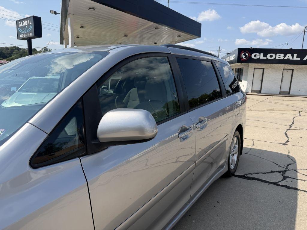 Toyota Sienna LE 8-Passenger 2018