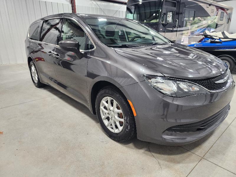 2018 Chrysler Pacifica LX photo 2