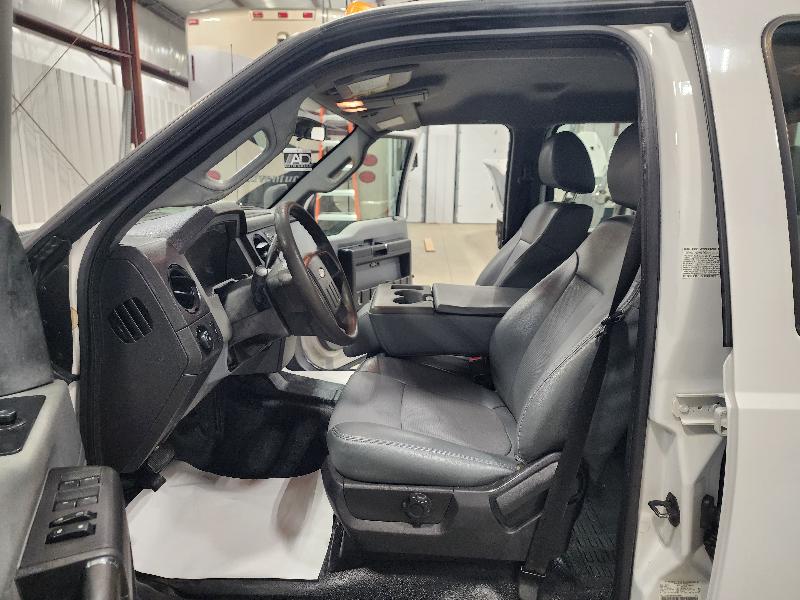 Ford Super Duty F-350 DRW 2WD Crew Cab 176" WB 60" CA Lariat 2015