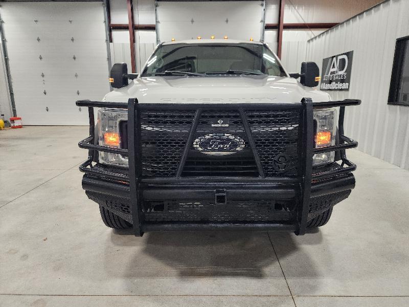 Ford Super Duty F-550 DRW 2WD Crew Cab 200" WB 84" CA XL 2019