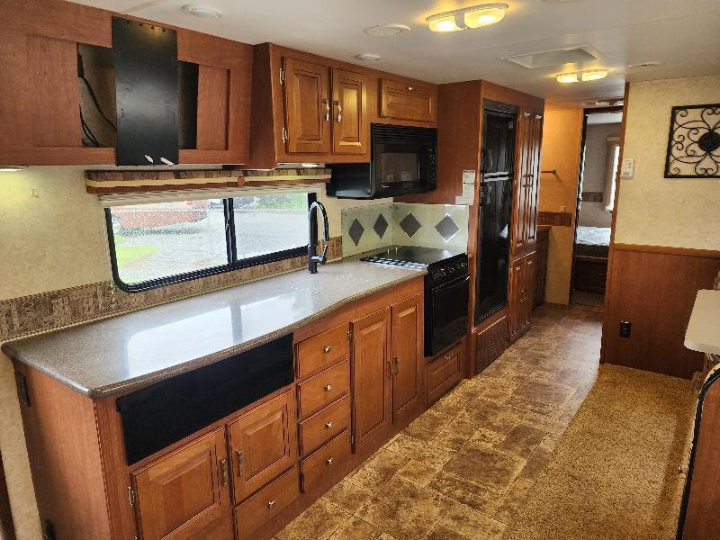 Ford Super Duty F-53 Motorhome Stripped Chassis 208" DRW 2012