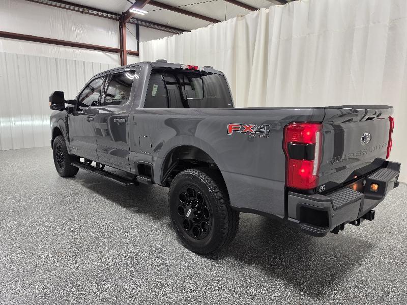 Ford Super Duty F-250 SRW Lariat 4WD Crew Cab 6.75' Box 2023