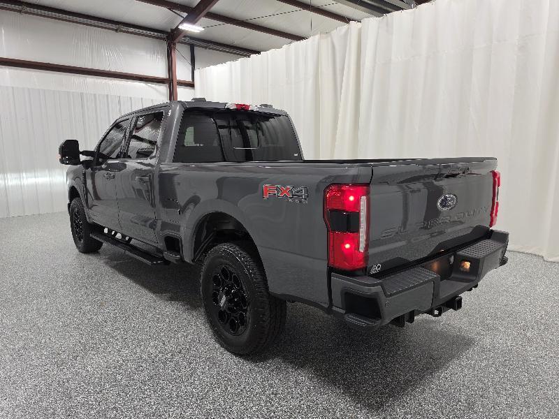Ford Super Duty F-250 SRW Lariat 4WD Crew Cab 6.75' Box 2023