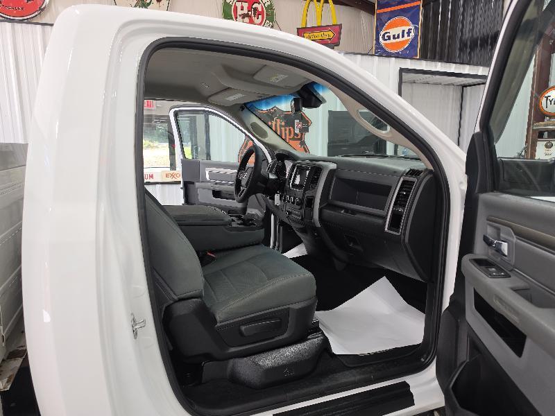 RAM 3500 Tradesman 4x4 Reg Cab 8' Box 2017