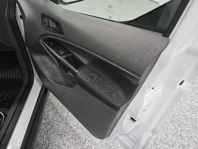 Ford Transit Connect photo 12
