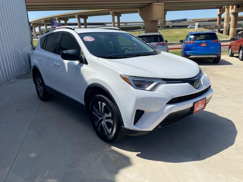 Toyota RAV4 LE FWD (Natl) 2017