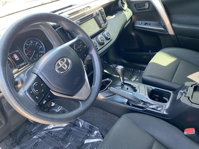 Toyota RAV4 LE FWD (Natl) 2017