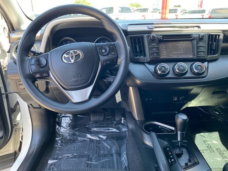 Toyota RAV4 LE FWD (Natl) 2017